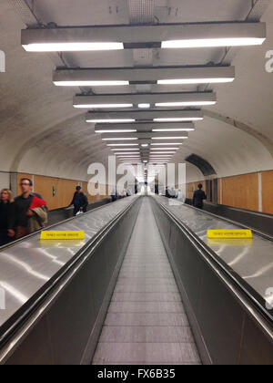 Menschen fahren mit horizontalen Rolltreppen im langen Gang in u-Bahnstation Chatelet in Paris. Stockfoto