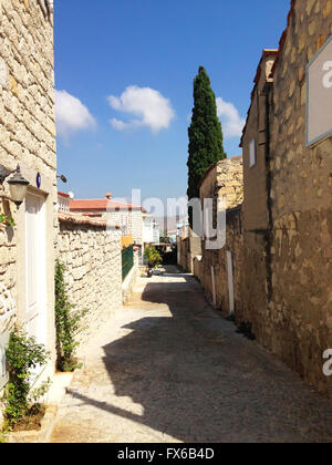 Einer der engen Gassen in der traditionellen Stadt Alacati in Izmir Stockfoto
