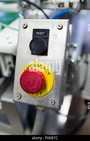 Notfall zu stoppen und reset-Buttons in einer Brauerei Industrie suchen. Stockfoto