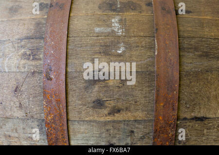 Bourbon-Fass in einer Brauerei mit gealterten Bier im Inneren. Stockfoto