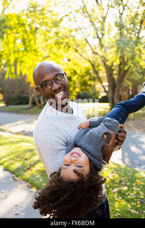 Vater mit Sohn im Freien spielen Stockfoto