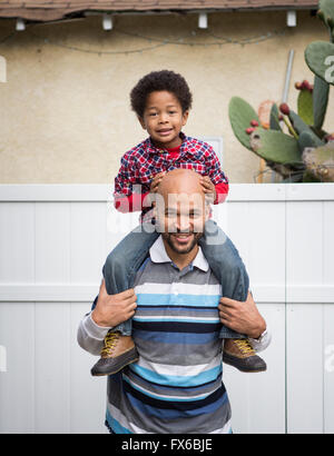 Gemischte Rassen Vater Sohn auf den Schultern tragen Stockfoto