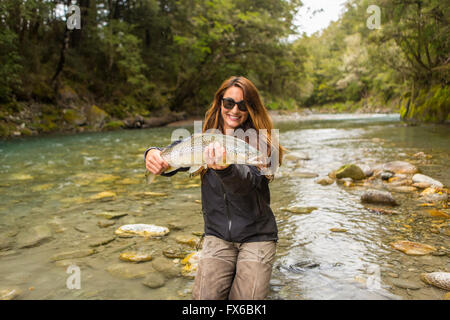 Kaukasische Frau Fang von Fischen in abgelegenen Fluss Stockfoto