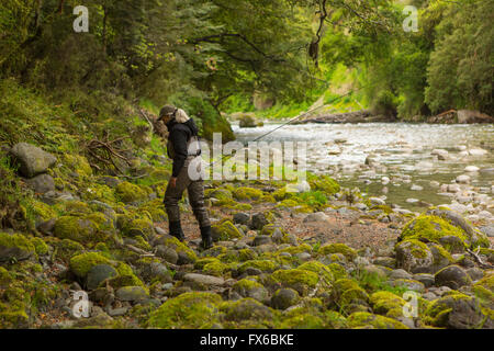 Kaukasische Frau zu Fuß in abgelegenen Fluss Stockfoto