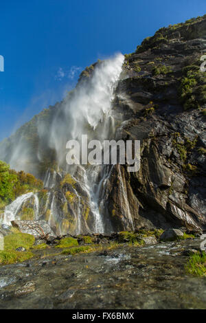 Wasserfall in Strömen über remote Klippe Stockfoto