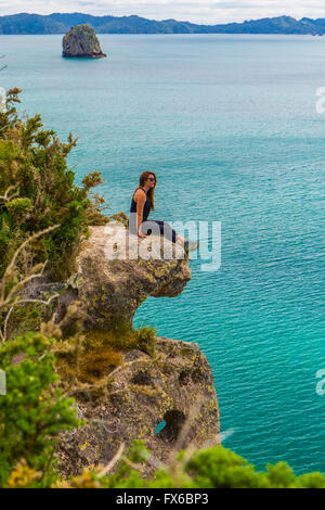 Kaukasische Wanderer auf küstennahen Klippen sitzen Stockfoto