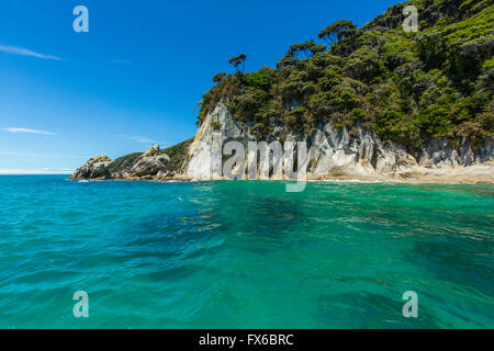 Klippe über Meer in abgelegenen Strand Stockfoto