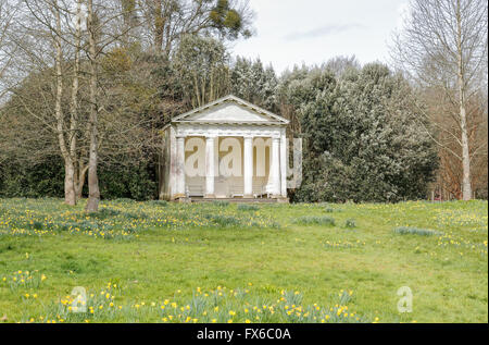 Die dorischen Tempel, eine Torheit in Petworth House und Park, Petworth, West Sussex, UK mit Narzissen im Frühjahr Stockfoto