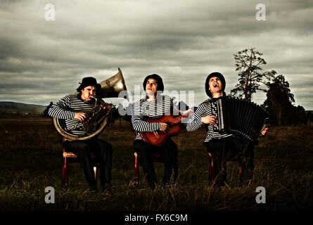 Kaukasische Band spielt Instrumente im Bereich Stockfoto