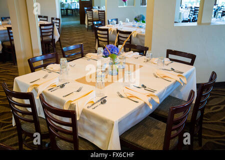 Hochzeitsfeier in ein schickes Restaurant im Innenbereich mit schöne Tische und Sitzgelegenheiten für die Gäste beim Abendessen. Stockfoto