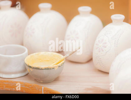 Schüssel mit Farbe und handgemachte Vasen im studio Stockfoto