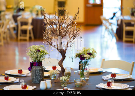 Hochzeit Rezeption Dekor enthält dieses Centerpiec aus einen interessanten Baum und Blumen in Gläsern gemacht. Stockfoto