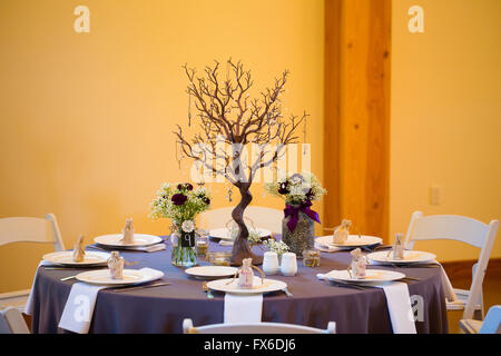 Hochzeit Rezeption Dekor enthält dieses Centerpiec aus einen interessanten Baum und Blumen in Gläsern gemacht. Stockfoto