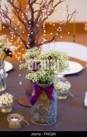 Hochzeit Rezeption Dekor enthält dieses Centerpiec aus einen interessanten Baum und Blumen in Gläsern gemacht. Stockfoto