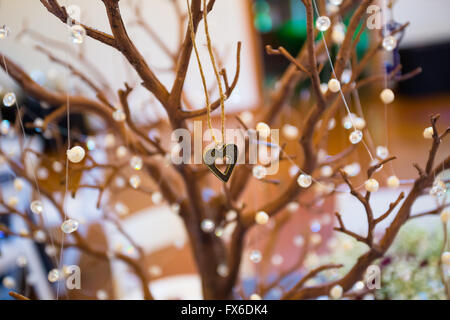 Hochzeit Rezeption Dekor enthält dieses Centerpiec aus einen interessanten Baum und Blumen in Gläsern gemacht. Stockfoto