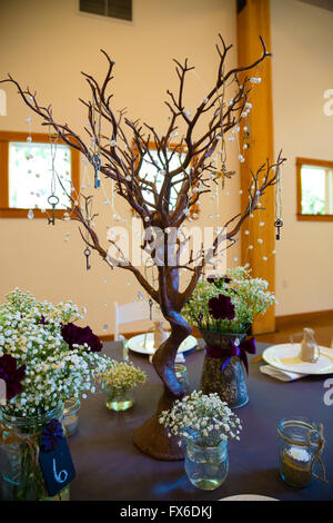 Hochzeit Rezeption Dekor enthält dieses Centerpiec aus einen interessanten Baum und Blumen in Gläsern gemacht. Stockfoto