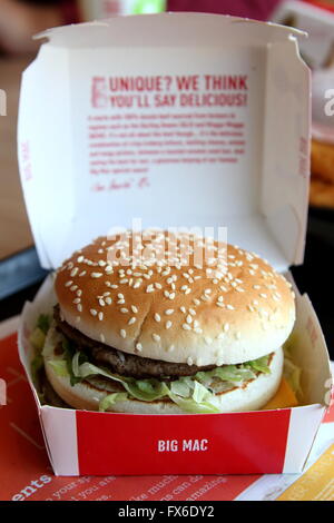 Schließen Sie herauf Bild gefressenes McDonald's Big Mac Burger Stockfoto