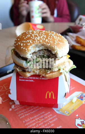 McDonald's Big Mac Burger mit Biss fehlt Stockfoto