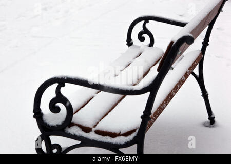 Parkbank schneebedeckt Stockfoto