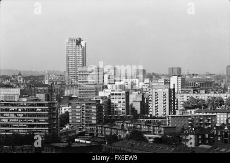 Archivierung Bild von London City Skyline von Elephant und Castle, 1979, London, England, vor dem Wolkenkratzer zeigen Könige erreichen Tower, 1972, von Richard Seifert (jetzt South Bank Tower) und Oxo Tower, von Albert Moore, 1928-9 Stockfoto