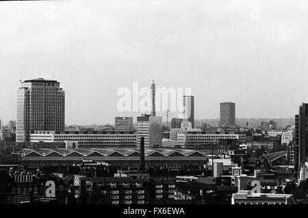 Archiv Bild der Skyline von London Stadt von Elephant &amp; Castle, 1979, London, England, vor dem Wolkenkratzer: Waterloo Station, modernistischen Shell Centre von Howard Robertson, 1957-1962; Post-Büroturm (jetzt BT), von Eric Bedford und G. R. Yeats, 1961-1965; Art-Deco-Shell Mex Haus von Ernest Joseph, 1930-1931; Brutalismus Mittelpunkt von George Marsh und Richard Seifert, 1963-1966; Modernistische Euston Tower, 1965-1970 von Eric Firmin & Partner Stockfoto