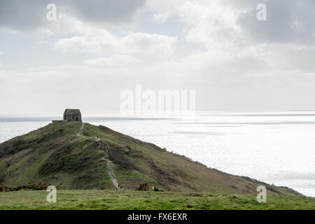 Wanderweg führt zu Rame Kapelle auf einem Hügel der Rame Head, Cornwall, England Stockfoto