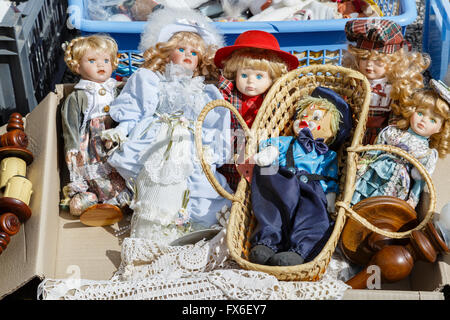 Puppen auf Verkauf zu einem vide-grenier, Allègre, Haute-Loire, Frankreich Stockfoto