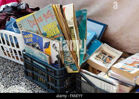 Bücher und Aufzeichnungen auf Verkauf zu einem vide-grenier, Allègre, Haute-Loire, Frankreich Stockfoto