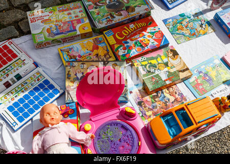 Spielzeug auf Verkauf zu einem vide-grenier, Allègre, Haute-Loire, Frankreich Stockfoto