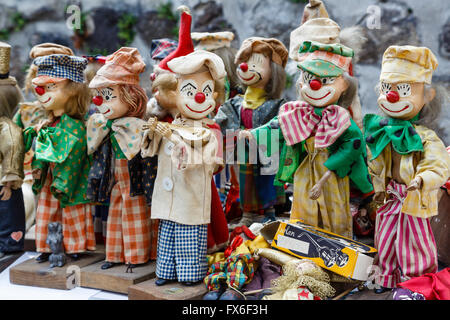 Clown-Puppen zum Verkauf an ein Vide-Grenier in Allègre, Haute-Loire, Frankreich Stockfoto