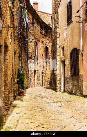 Straße des mittelalterlichen Dorfes Volterra, Provinz Pisa, Toskana, Italien Stockfoto