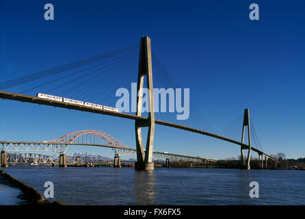 Brücken über den Fraser River, New Westminster, Surrey, British Columbia, Kanada - Skytrain auf SkyBridge, Pattullo Bridge hinter Stockfoto