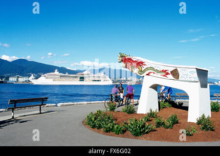 Stanley Park, Vancouver, BC, Britisch-Kolumbien, Kanada - "SS Kaiserin von Japan" Schiff Galionsfigur (Nachbau) entlang der Ufermauer Stockfoto