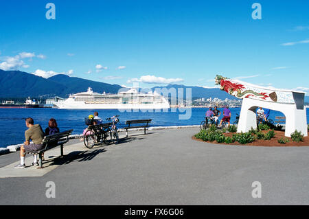 Stanley Park, Vancouver, BC, Britisch-Kolumbien, Kanada - "SS Kaiserin von Japan" Schiff Galionsfigur (Nachbau) entlang der Ufermauer Stockfoto