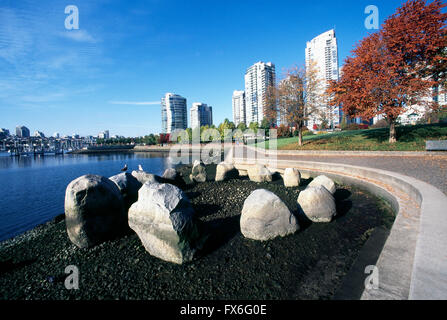 False Creek in Yaletown, Vancouver, BC, Britisch-Kolumbien, Kanada-Ufermauer entlang David Lam Park, Herbst Stockfoto