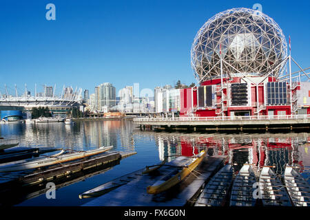 Vancouver, BC, Britisch-Kolumbien, Kanada - Telus World of Science (aka Science World) und BC Place Stadium am False Creek Stockfoto