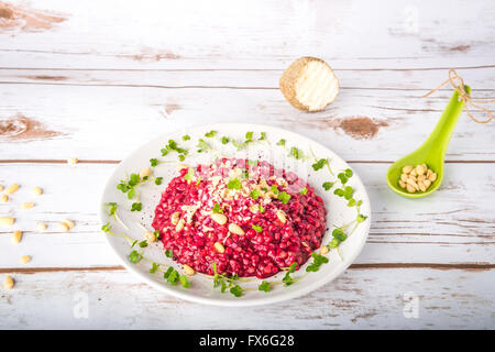 Rote Beete-Buchweizen-Risotto mit Kresse, Belper Knolle Käse und Pinienkernen Stockfoto