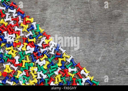 viele bunte Push-Pins auf Grunge Holz Hintergrund Stockfoto