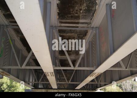 Straße Brücke Unterseite Stockfoto