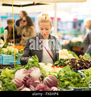 Frau Gemüse am Wochenmarkt zu kaufen. Stockfoto