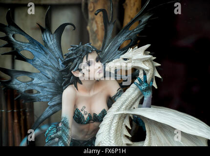 Dragon Fairy Ornament in einem Schaufenster Glastonbury. Glastonbury, Somerset, England Stockfoto