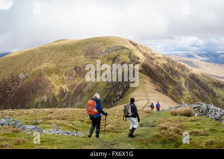 Wanderer absteigend Mynydd Tal-y-mignedd in Richtung col und Trum y Ddysgl auf Krippe Nantlle Ridge in Snowdonia National Park (Eryri) Wales UK Stockfoto