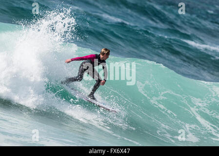 Windigen Wetterbedingungen sind ideal für Surfer am Fistral Beach in Newquay, Cornwall. Stockfoto