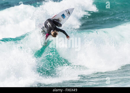 Windigen Wetterbedingungen sind ideal für Surfer am Fistral Beach in Newquay, Cornwall. Stockfoto