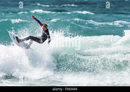 Windigen Wetterbedingungen sind ideal für Surfer am Fistral Beach in Newquay, Cornwall. Stockfoto