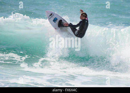 Windigen Wetterbedingungen sind ideal für Surfer am Fistral Beach in Newquay, Cornwall. Stockfoto