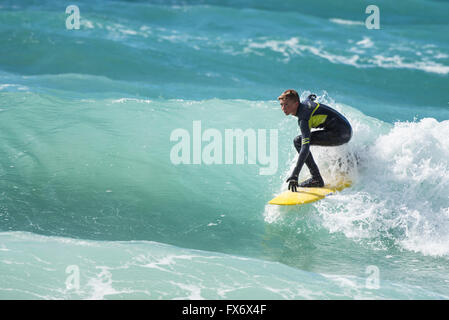 Windigen Wetterbedingungen sind ideal für Surfer am Fistral Beach in Newquay, Cornwall. Stockfoto