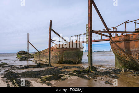 Stillgelegten Werft mit verfallenen Eisen Schiffe und rostigen Schienen für alle Winde Boote Schlammbänke Humber Mündung flankiert. Stockfoto