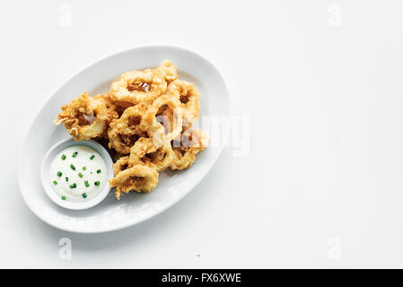 traditionelle spanische gebratener Tintenfisch Tintenfisch Ringe Tapas mit Aioli-Knoblauch-sauce Stockfoto