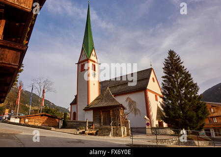 St. Oswald Kirche in Alpbach, Tirol Österreich. Österreichs schönste Dorf und Skigebiet bekannt. Stockfoto